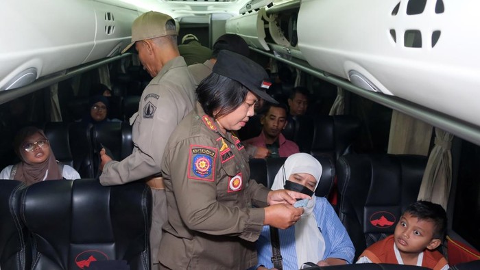 Sidak Kependudukan saat Arus Balik Lebaran di Bali Anggota Satpol PP Kabupaten Badung memeriksa kartu tanda penduduk (KTP) milik penumpang bus AKAP saat inspeksi mendadak (sidak) pada arus balik Lebaran di Terminal Mengwi, Badung, Bali, Senin (7/4/2025). Sebanyak 2.042 penumpang di terminal tersebut diperiksa identitasnya untuk mengantisipasi masuknya warga pendatang tanpa identitas ke Bali terutama saat arus balik Lebaran. ANTARA FOTO/Nyoman Hendra Wibowo/tom.