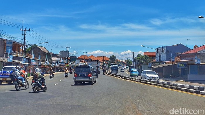 Situasi di Jalur Nagreg, Kabupaten Bandung.