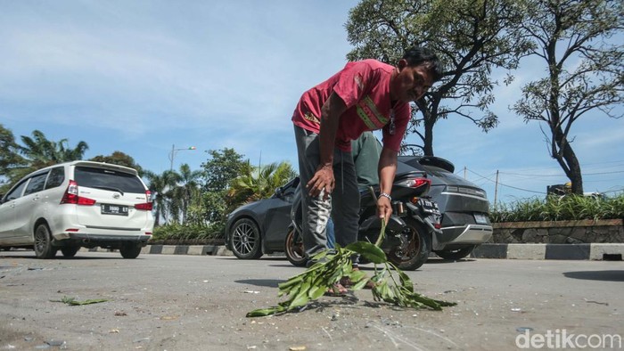 Sopir Mengantuk, Mobil Serempet Truk di Bekasi dan Ringsek Sebuah mobil menyerempet truk yang tengah ganti ban di tepi jalan Kedungwaringin, Kabupaten Bekasi. Peristiwa initerjadi akibat sang sopir mengantuk.