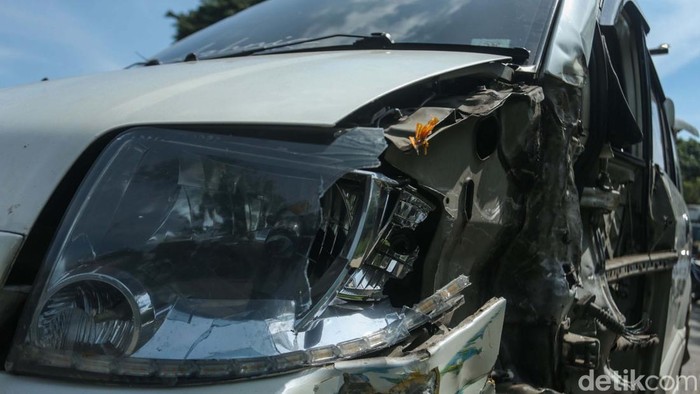 Sebuah mobil menyerempet truk yang tengah ganti ban di tepi jalan Kedungwaringin, Kabupaten Bekasi. Peristiwa initerjadi akibat sang sopir mengantuk.