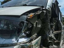 Sopir Mengantuk, Mobil Serempet Truk di Bekasi dan Ringsek