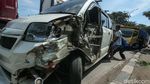 Sopir Mengantuk, Mobil Serempet Truk di Bekasi dan Ringsek