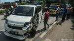 Sopir Mengantuk, Mobil Serempet Truk di Bekasi dan Ringsek
