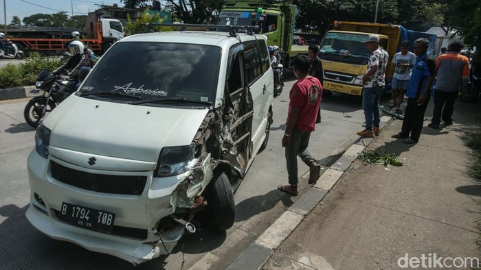 Sopir Mengantuk, Mobil Serempet Truk di Bekasi dan Ringsek Sebuah mobil menyerempet truk yang tengah ganti ban di tepi jalan Kedungwaringin, Kabupaten Bekasi. Peristiwa initerjadi akibat sang sopir mengantuk.