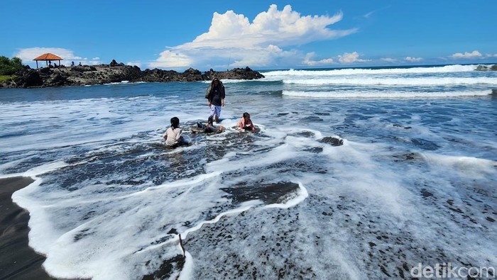 Suasana di Pantai Karang Paranje