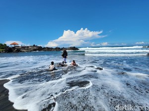 Meski Berombak Ganas, Pantai Karang Paranje Garut Tetap Memesona Wisatawan