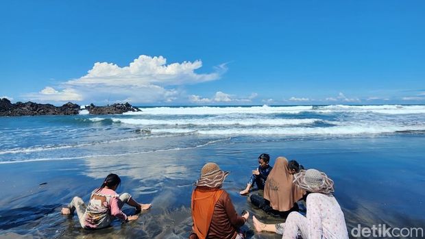 Suasana di Pantai Karang Paranje
