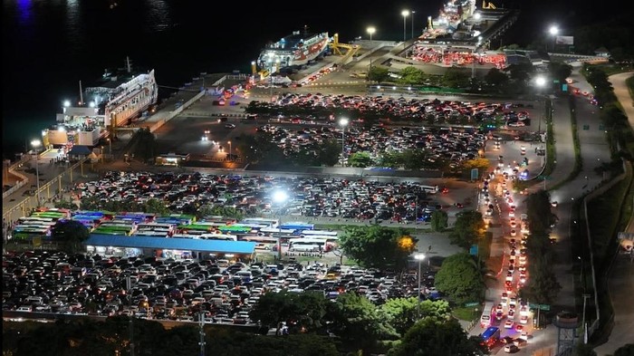 Suasana di Pelabuhan Bakauheni Lampung saat puncak arus balik Lebaran.
