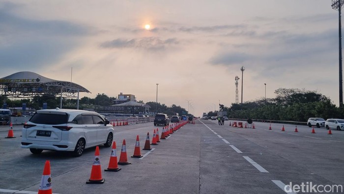 Suasana GT Cikatama arah Jakarta pukul 16.45 WIB. (Taufiq/detikcom)