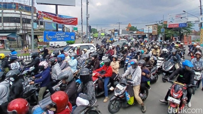 Suasana kepadatan kendaraan di persimpangan Palimanan Cirebon