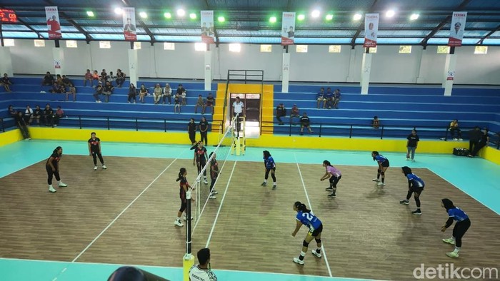 Suasana pertandingan tim Voli Putri Badung berhadapan dengan Tim Porprov Putri Kota Malang di GOR Voli Gema Persada, Desa Gulingan, Badung, Senin (7/4/2025). (Krisna Pradipta)