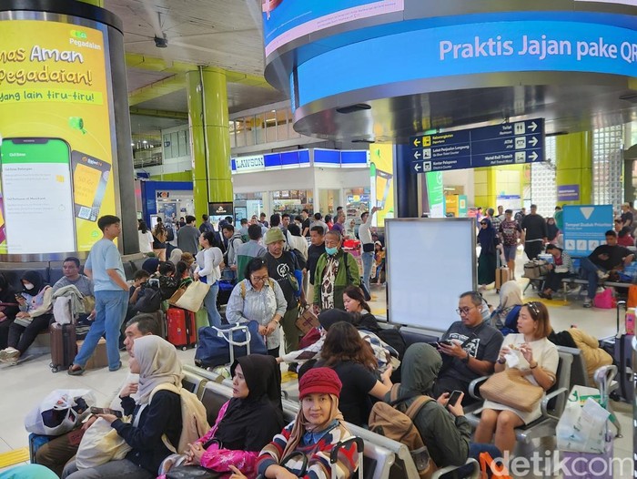 Suasana Stasiun Gambir, Senin (7/4/2025). (Adrial/detikcom)