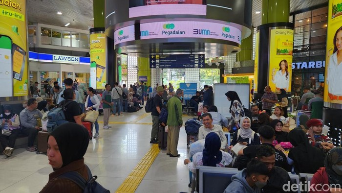 Suasana Stasiun Gambir, Senin (7/4/2025). (Adrial/detikcom)