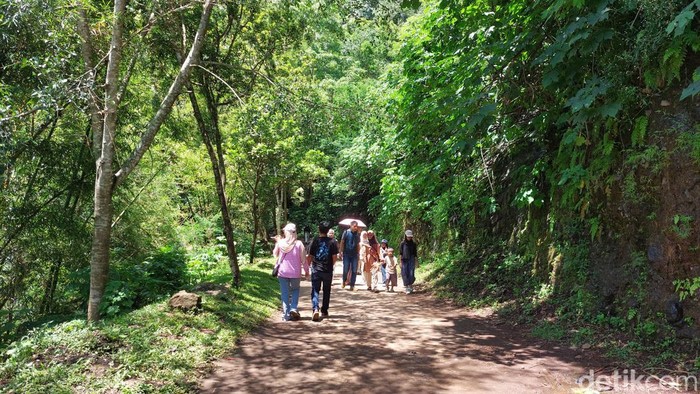 Taman Hutan Raya (Tahura) Ir.H.Juanda Bandung masih ramai dikunjungi wisatawan, Senin (7/4/2025) siang