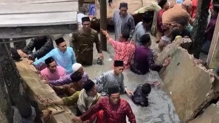 Tangkapan layar puluhan orang terjatuh ke laut akibat dermaga Pelabuhan Tajur Resun, Kecamatan Senayang, Kabupaten Lingga, Kepri roboh.(Dok. Istimewa)