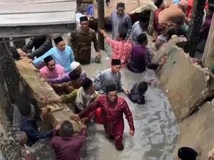 Video Dermaga Pelabuhan di Lingga Ambruk, Belasan Orang Jatuh ke Laut