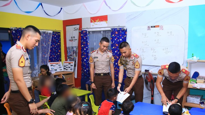Taruna Akpol mengajari anak-anak jalanan membaca, menulis, dan menghitung di Tebet, Jakarta Selatan.
