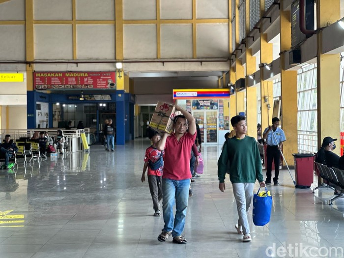 Terminal bus di Terminal Purabaya Sidoarjo