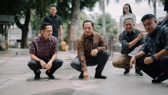 Tito Karnavian dan Ratu Dewa saat meninjau Kambang Iwak Palembang.