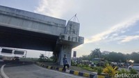 Foto: Ujung tol buntung atau yang belum tersambung itu sendiri memiliki ketinggian sekitar 5 hingga 7 meter. Kecepatan Mobil BMW saat terjun diduga begitu kencang hingga terbang melintasi dua jalur Jalan dr Wahidin Sudiro Husodo yang mempunyai lebar jalan sekitar 12 meter. (Jemmi Purwodianto)