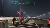 Foto: Saat ditelusuri dari arah Krian dan keluar di Gate Bunder akan terlihat barrier beton terpasang untuk menghalangi kendaraan masuk ke tol yang belum tersambung. Barrier beton itu terpasang sekitar 1 km sebelum Gate Bunder (Jemmi Purwodianto/detikJatim)