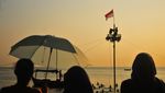 Lomba Panjat Pinang di Laut Meriahkan Lebaran Ketupat