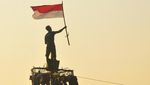 Lomba Panjat Pinang di Laut Meriahkan Lebaran Ketupat