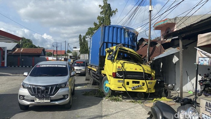 Truk kontainer menabrak tiang listrik dan rumah warga di Parepare.
