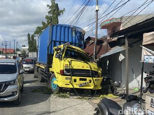 Truk Kontainer Tabrak Tiang Listrik-Rumah Warga di Parepare, Diduga Rem Blong