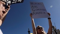 Para demonstran menghadiri protes terhadap pemerintahan Presiden AS Donald Trump dan penasihat Trump sekaligus CEO Tesla Elon Musk, di Trafalgar Square di London, Inggris, 5 April 2025. REUTERS/Carlos Jasso.