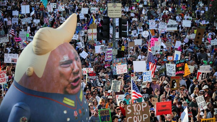 Trump Dikecam Habis-habisan di AS & Eropa Gara-gara Tarif People take part in a Greenlandic 'Hands off Kalaallit Nunaat' demonstration at the American embassy in Copenhagen, Denmark, April 6, 2025. Ritzau Scanpix/Martin Sylvest via REUTERS ATTENTION EDITORS - THIS IMAGE WAS PROVIDED BY A THIRD PARTY. DENMARK OUT. NO COMMERCIAL OR EDITORIAL SALES IN DENMARK.