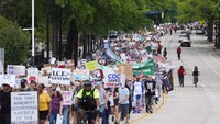 Ratusan orang ikut serta dalam protes anti-Trump “Hands Off” di Atlanta, Georgia, AS, 5 April 2025. Massa memadati jalan di kota-kota besar Amerika Serikat (AS). Mereka memprotes terhadap sejumlah kebijakan Presiden AS Donald Trump. REUTERS/Megan Varner.