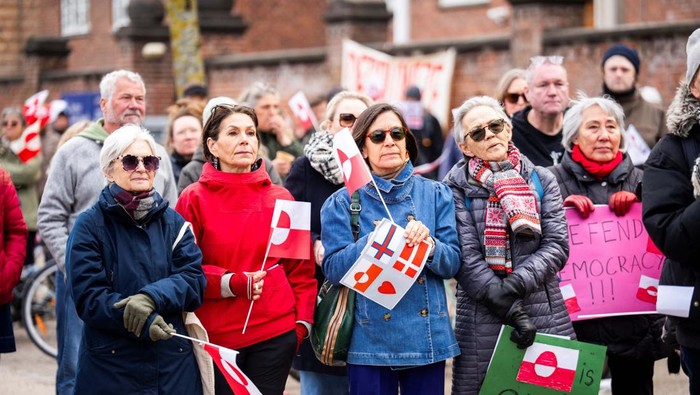 Trump Dikecam Habis-habisan di AS & Eropa Gara-gara Tarif People take part in a Greenlandic 'Hands off Kalaallit Nunaat' demonstration at the American embassy in Copenhagen, Denmark, April 6, 2025. Ritzau Scanpix/Martin Sylvest via REUTERS ATTENTION EDITORS - THIS IMAGE WAS PROVIDED BY A THIRD PARTY. DENMARK OUT. NO COMMERCIAL OR EDITORIAL SALES IN DENMARK.