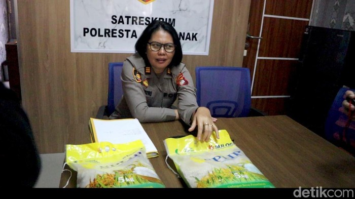 Wakasat Reskrim Polresta Pontianak, AKP Sulastri menunjukkan barang bukti beras oplosan