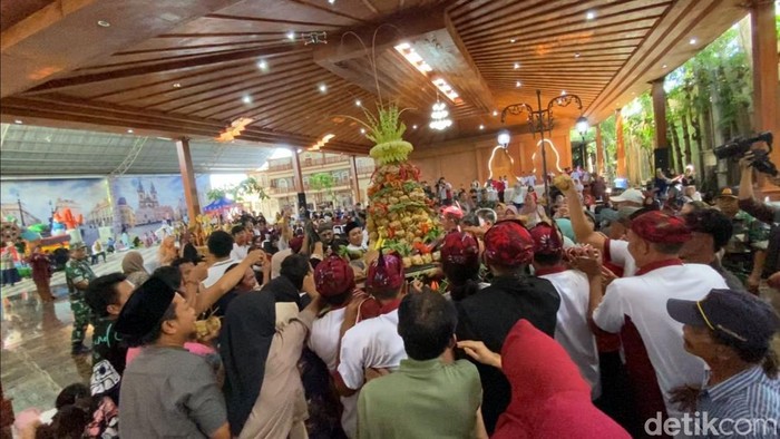 Warga berebut gunungan ketupat cokelat