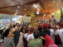 Tumpeng 4 Ribu Ketupat Cokelat Jadi Rebutan Warga di Blitar