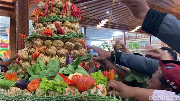 Warga berebut gunungan ketupat cokelat