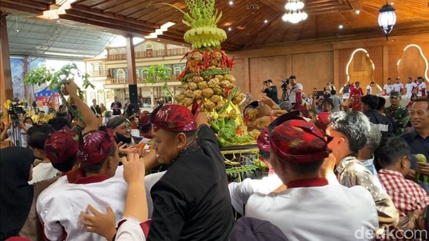 Warga berebut gunungan ketupat cokelat