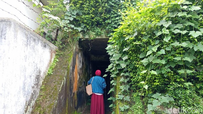 Warga memasuki bunker yang berada di Kwarasan Kota Magelang. Foto diunggah Senin (7/4/2025).