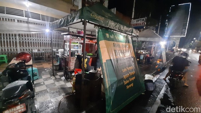 Warung penyet milik Eriyan mahasiswa yang ada di jalan Sunan Kudus, Senin (7/4/2025).
