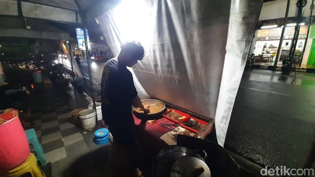 Warung penyet milik Eriyan mahasiswa yang ada di jalan Sunan Kudus, Senin (7/4/2025).