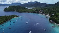 Foto udara pengunjung berwisata di kawasan Pulau Rubiah, Desa Wisata Iboih, Kota Sabang, Aceh, Senin (7/4/2025).