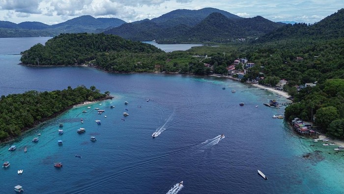 Wisata Pulau Rubiah di ujung barat Indonesia Foto udara destinasi wisata Pulau Rubiah di Desa Wisata Iboih, Kota Sabang, Aceh, Senin (7/4/2025). Pulau Rubiah memiliki luas sekitar 35,79 hektare dan luas taman bawah laut sekira 2.600 hektare tersebut terkenal dengan panorama hutan yang asri serta pantai bersih sehingga menjadi destinasi wisata favorit yang ramai dikunjungi wisatawan nusantara terutama saat libur panjang. ANTARA FOTO/Khalis Surry/YU