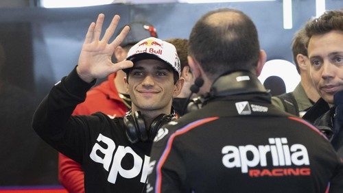 AUSTIN, TEXAS - MARCH 28:  Jorge Martin of Spain and Aprilia Racing greets the fans in box during the MotoGP Of USA - Free Practice on March 28, 2025 in Austin, Texas. (Photo by Mirco Lazzari gp/Getty Images)