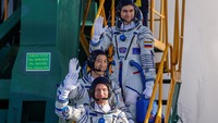 The International Space Station (ISS) crew members NASA astronaut Jonny Kim, Roscosmos cosmonauts Sergey Ryzhikov and Alexey Zubritskiy board the Soyuz MS-27 spacecraft for the launch at the Baikonur cosmodrome, Kazakhstan, April 8, 2025. REUTERS/Maxim Shemetov/Pool
