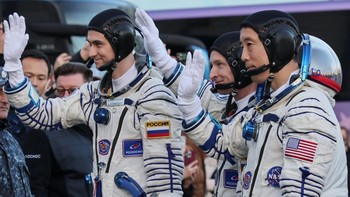 Wahana antariksa tersebut akan membawa astronaut NASA Jonny Kim dan kosmonaut Roscosmos Sergey Ryzhikov dan Alexey Zubritsky ke Stasiun Luar Angkasa Internasional (ISS). (REUTERS/Yuri Kochetkov)