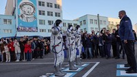 Crew members Roscosmos cosmonauts Commander Sergey Ryzhikov (C), Flight Engineer Alexey Zubritsky (L), and NASA astronaut Flight Engineer Jonny Kim (R) attend a send-off ceremony before the launch of the Soyuz MS-27 spacecraft at the Baikonur cosmodrome in Kazakhstan, 08 April 2025.  YURI KOCHETKOV/Pool via REUTERS