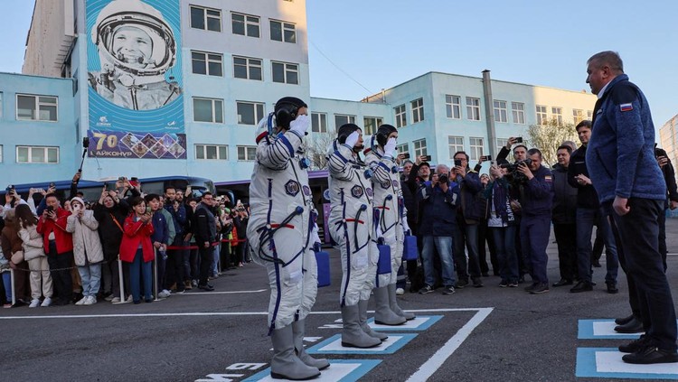 Crew members Roscosmos cosmonauts Commander Sergey Ryzhikov (C), Flight Engineer Alexey Zubritsky (L), and NASA astronaut Flight Engineer Jonny Kim (R) attend a send-off ceremony before the launch of the Soyuz MS-27 spacecraft at the Baikonur cosmodrome in Kazakhstan, 08 April 2025.  YURI KOCHETKOV/Pool via REUTERS