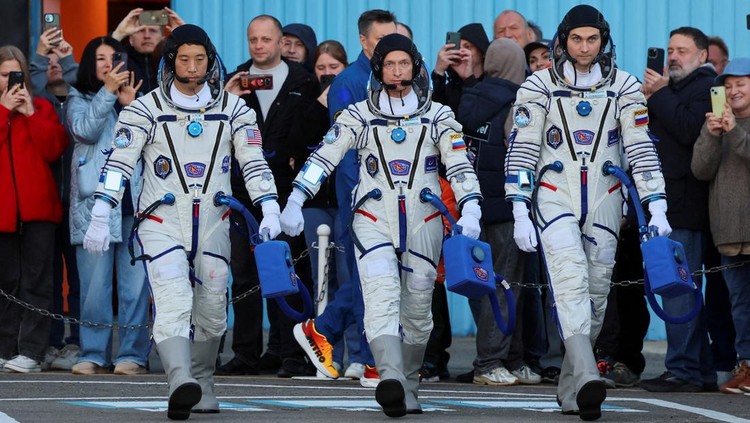Crew members Roscosmos cosmonauts Commander Sergey Ryzhikov (C), Flight Engineer Alexey Zubritsky (L), and NASA astronaut Flight Engineer Jonny Kim (R) attend a send-off ceremony before the launch of the Soyuz MS-27 spacecraft at the Baikonur cosmodrome in Kazakhstan, 08 April 2025.  YURI KOCHETKOV/Pool via REUTERS