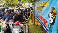 Antrean kendaraan untuk cek fisik tersebut mengular hingga ke luar kantor SAMSAT.